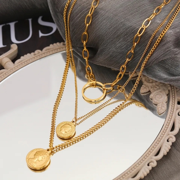 Elegant Queen's Portrait Coin Pendant Multilayered Necklace - Picture 3 of 6